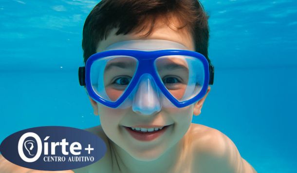 Niño con gafas de bucear